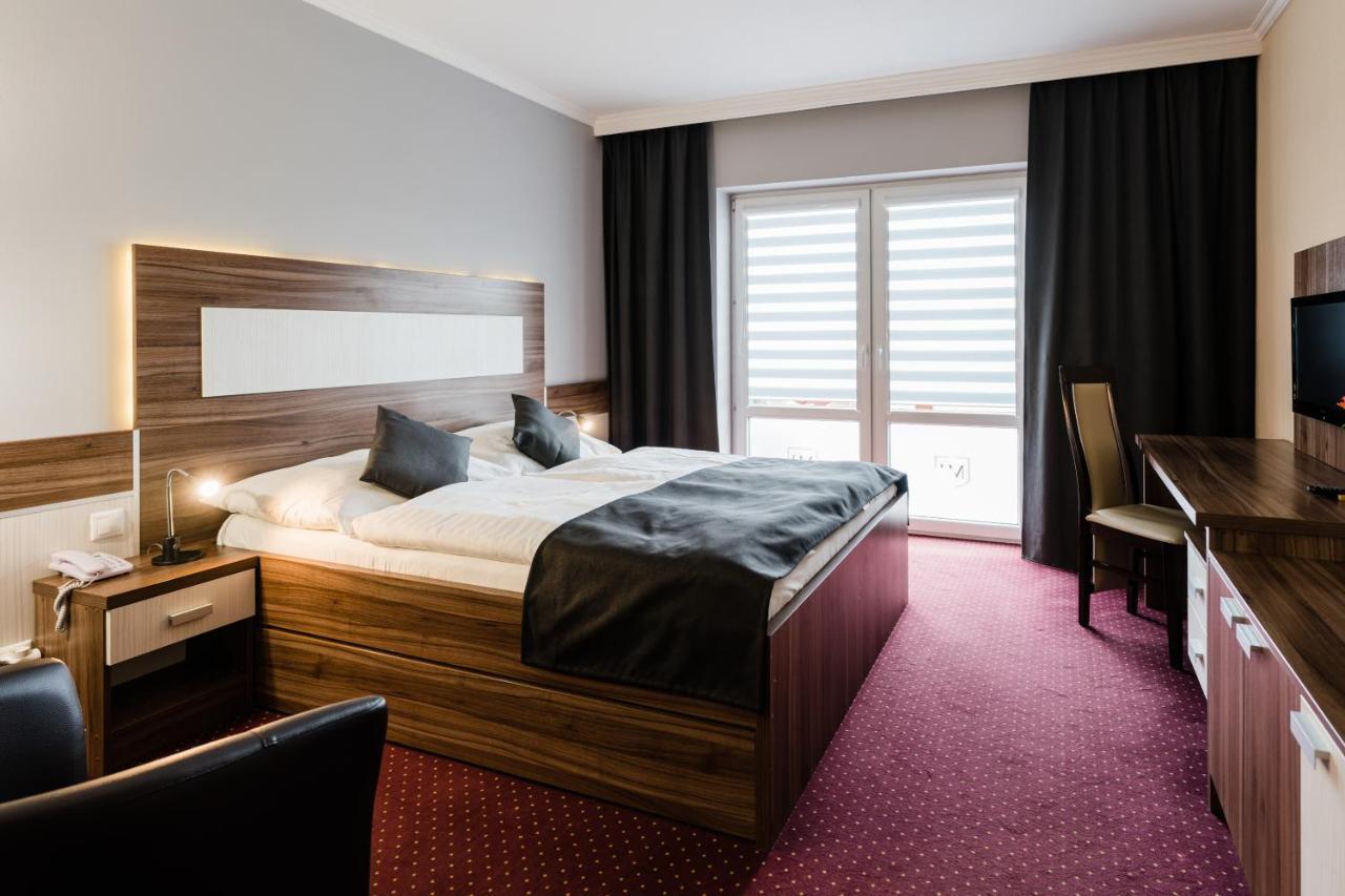 Hotel Menhard Екстериор снимка